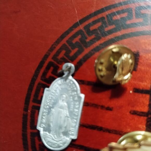 Vintage lot of religious pinbacks and one pendant - Picture 5 of 5